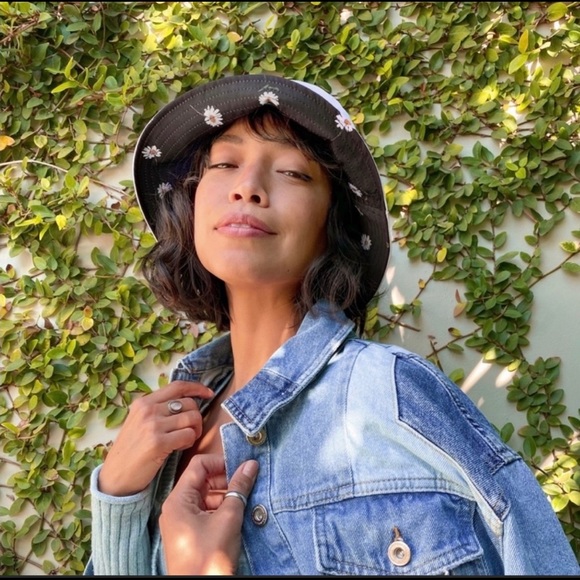 ALICE + OLIVIA DAISY PRINT REVERSIBLE BUCKET HAT - Picture 14 of 14